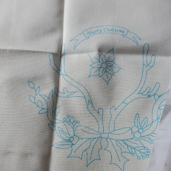 Merry Christmas Embroidery Kit with Red and Green Threads - Picture 4 of 7